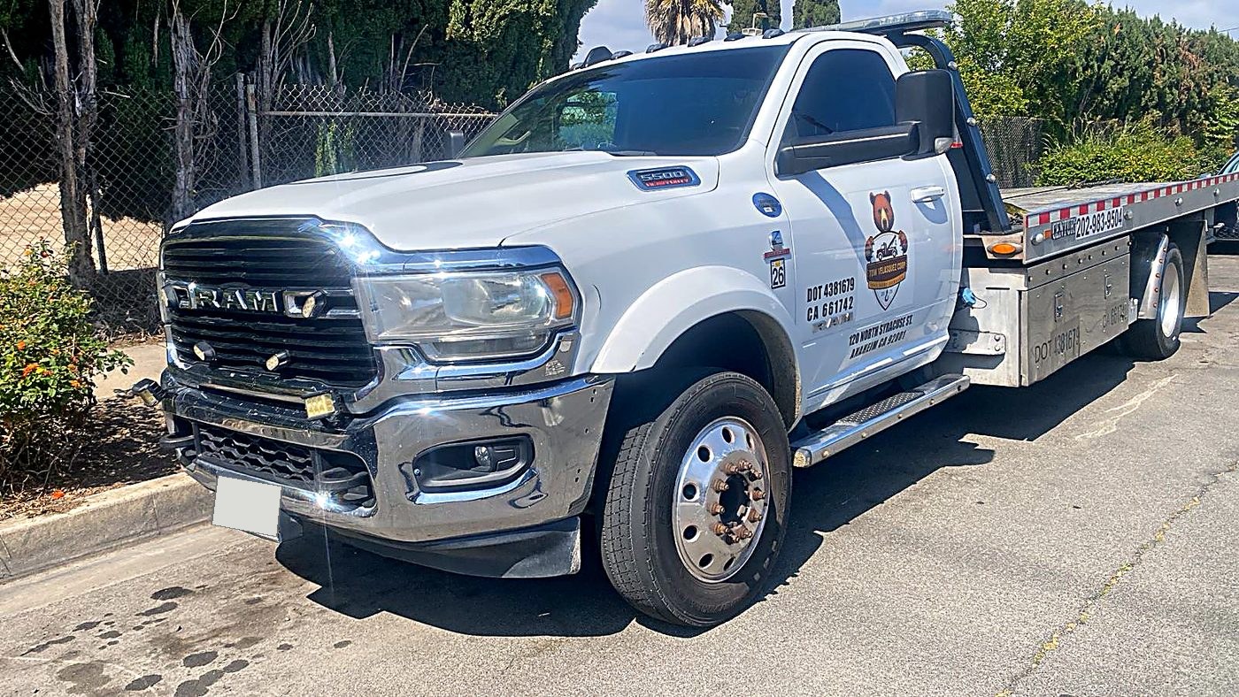 Grúa de plataforma Ram 5500 de Tow Velasquez Corp